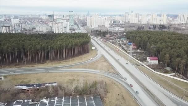 Carretera de carretera en el paisaje forestal. Vídeo. Vista aérea de los coches en la carretera en la naturaleza. Paisaje aéreo de carretera carretera — Vídeo de stock