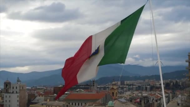 Σημαία της Ιταλίας, κουνώντας στον αέρα, στον ουρανό. Απόθεμα. Όμορφη σημαία ανατίναξη στον άνεμο: Ιταλία — Αρχείο Βίντεο