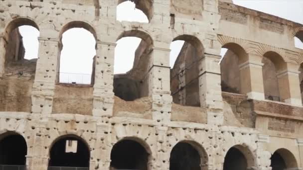 Coliseo o Anfiteatro Flavio en Roma. Acciones. Arco del famoso Coliseo de Roma. Los soles brillan en ellos — Vídeos de Stock