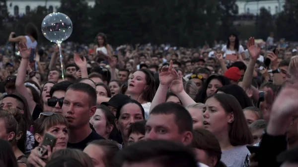 Australia - Sydney, 08.25.2019: tłum na koncercie muzycznym, publiczność podnosząca i bawiąca się. Akcja. Wielu ludzi, fani cieszący się koncertem muzycznym na rynku miasta. — Zdjęcie stockowe