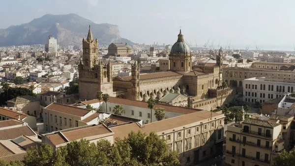 Vista sulla piccola città storica di Segovia, nel centro della Spagna. Azione. Vista aerea dall'alto della Città Vecchia e della Cattedrale in una giornata estiva soleggiata . — Foto Stock