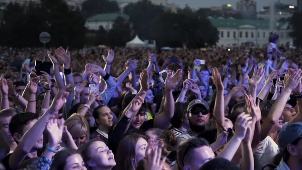 Grecja - Saloniki, 10.15.2019: osoby fotografujące smartfonem dotykowym podczas koncertu muzycznego. Akcja. Wiele szczęśliwych twarzy fanów śpiewu na festiwalu. — Zdjęcie stockowe