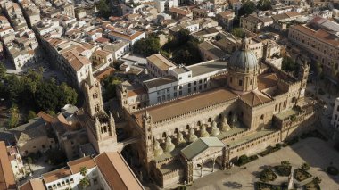 Sıcak yaz güneşinin altında inanılmaz tarihi binalarla Eski Avrupa şehrinin havadan görünüşü. Başla. Güzel evlerin ve sokakların manzarası.