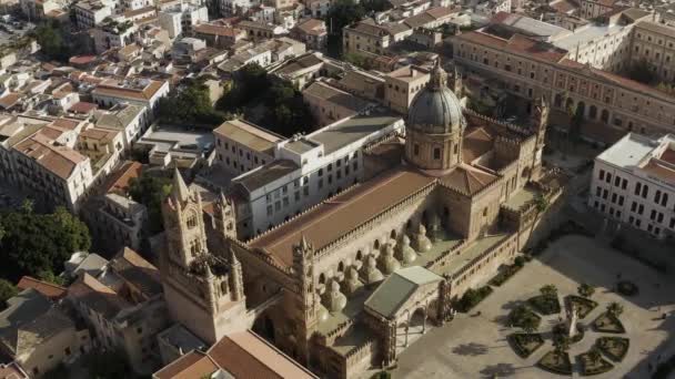 俯瞰西班牙中部历史性的小城市塞戈维亚. 行动。 夏日阳光灿烂的古城和大教堂的空中俯瞰. — 图库视频影像