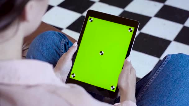 Close-up of man holding tablet and touching green screen. Stock fooatge. Young freelancer uses tablet to work or create projects. Tablet with green screen to insert — 비디오