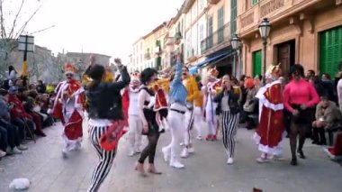 İtalya - Roma, 07.23.2019: Festival sırasında sokaklarda dans eden Queen müzik grubunun kostümlü birçok kişi. - Sanat. Mutlu kalabalıkla kostüm geçidi.