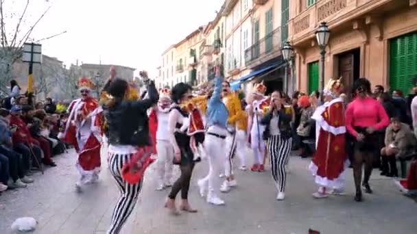 Itália - Roma, 07.23.2019: Muitas pessoas nos trajes do grupo musical Queen dançando na rua durante o festival. Arte. Desfile de fantasias com multidão feliz . — Vídeo de Stock