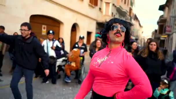 意大利-罗马，2019年7月23日：身着Dreddie Mercury服装的男人在节日期间在街上取笑和炫耀他的舌头。 第5条。 与欢乐人群共舞的服装游行. — 图库视频影像