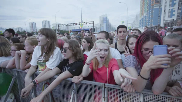 Rosja - Moskwa, 07.07.2019: Tłum na koncercie plenerowym. Sztuka. Młoda blondynka śpiewa i tańczy z innymi ludźmi podczas pokazu. — Zdjęcie stockowe