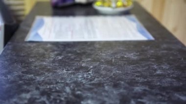 Masanın kapanışı ve anahtarları iki kadına devretme süreci. - Sanat. Bir elin masaya anahtar koyarken, diğer elin de onu alıyor..