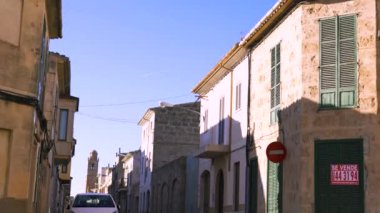 Parma, İtalya 'da arabaların park halinde olduğu güzel dar bir cadde. - Sanat. Parlak yaz güneşinin altındaki eski tuğla evler mavi gökyüzü arka planında.