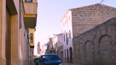 Parma, İtalya 'da arabaların park halinde olduğu güzel dar bir cadde. - Sanat. Parlak yaz güneşinin altındaki eski tuğla evler mavi gökyüzü arka planında.