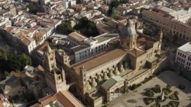 Güzel tarihi binalar, palmiye ağaçları ve mimari konseptiyle eski Avrupa şehrinin havadan görünüşü. Başla. Evleri ve yeşil ağaçları olan yaz şehrinin en iyi manzarası.