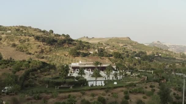 Vista aérea de villa de lujo con patios privados en colinas verdes. Acción. Vista superior de la hermosa casa moderna situada en la ladera verde de la montaña . — Vídeos de Stock