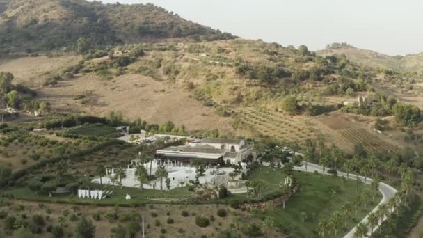 Vista aérea de villa de lujo con patios privados en colinas verdes. Acción. Vista superior de la hermosa casa moderna situada en la ladera verde de la montaña . — Vídeo de stock