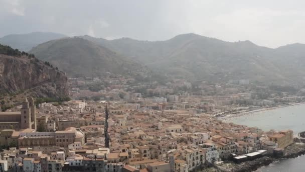 Vue aérienne de la côte pierreuse, de la mer azur et de la ville européenne en Italie. L'action. Concept voyage et vacances, belles maisons près de la mer . — Video