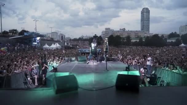 Russie - Moscou, 09.12.2019 : Rap ou Hip-Hop sur scène devant une foule enthousiaste. L'action. Vue arrière d'un artiste pendant le concert . — Video