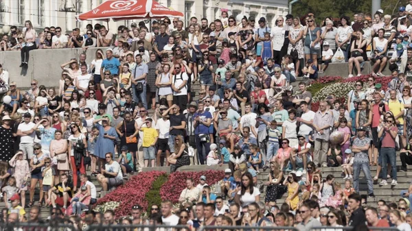 オーストラリア-シドニー、 08.15.2019:晴れた夏の日にイベントで観客の群衆。行動だ多くの人々は何かを見て、エンターテイメントの概念. — ストック写真