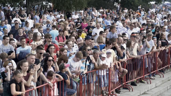 Inglaterra - Bristol, 07.212019: público no evento olhando para algo em um dia ensolarado de verão. Acção. Muitos espectadores de pé na praça da cidade . — Fotografia de Stock