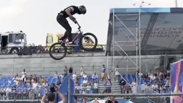 Frankrijk - Parijs, 08.15.2019: Zijaanzicht van Bmx-rijder die tijdens de wedstrijd gevaarlijke trucs voor het publiek uitvoert. Actie. jong riskant tiener maken dood zwembad truc. — Stockvideo