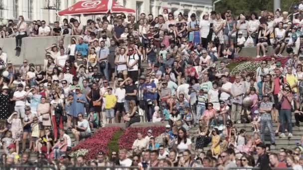 Austrália - Sydney, 08.15.2019: multidão de espectadores no evento no dia ensolarado de verão. Acção. Muitas pessoas olhando para algo, conceito de entretenimento . — Vídeo de Stock