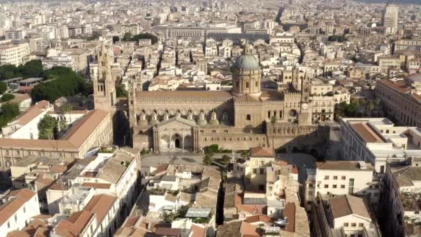 空中的屋顶和街道 行动。 欧洲古老城市的中心。 欧洲城市旧城区的俯瞰 — 图库视频影像