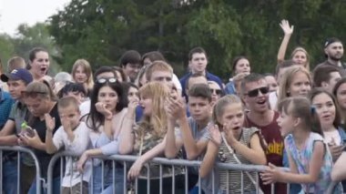 Ekaterinburg, Rusya - Ağustos 2019: Kutlama için şehir festivalinde büyük bir kalabalık toplandı. Başla. Şehir gününün şenlikli vesilesiyle insanlar