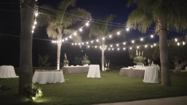 Parque decorado para bodas. Acción. Localización de la ceremonia de boda bellamente decorada bajo un gran árbol — Vídeos de Stock