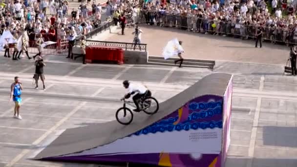 Ekaterinburg, Rusia - agosto de 2019: Ciclistas de eventos desde el trampolín. Acción. Saltar con un trampolín en la moto en el festival de deportes extremos — Vídeos de Stock