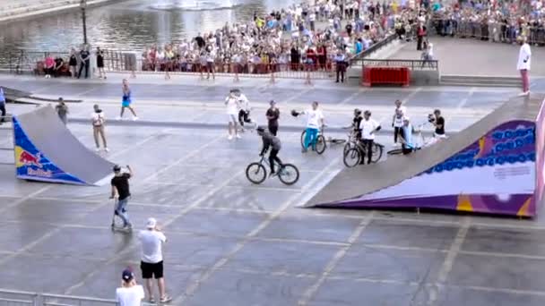 Ekaterinburg, Rusya - Ağustos 2019: Sıçrama tahtasından olay bisikletçileri. Başla. Festivalin ekstrem sporlarında bisikletle sıçrama tahtasıyla zıpla — Stok video