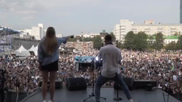 Ekaterinburg, Ryssland - Augusti, 2019: Utsikt från scenen med sång på folk fans. Börja. Föreställning på scen på en semester i staden — Stockvideo
