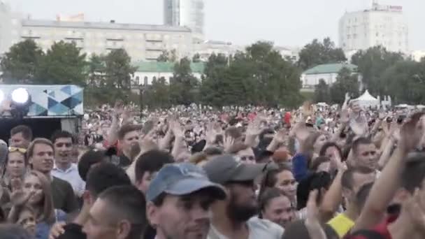 Jekaterinburg, Rosja - sierpień 2019: Ogromny tłum ludzi na festiwalu miejskim w święto. Akcja. Ludzie z uroczystej okazji Dnia Miasta — Wideo stockowe