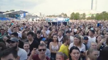 Ekaterinburg, Rusya - Ağustos 2019: Kutlama için şehir festivalinde büyük bir kalabalık toplandı. Başla. Şehir gününün şenlikli vesilesiyle insanlar