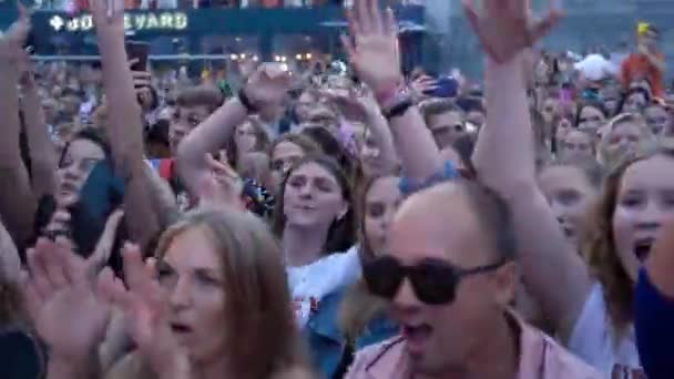 Ekaterinburg, Rusya - Ağustos 2019: Konseri izleyen büyük bir kalabalık. Başla. Şehir günündeki konserde büyük bir grup insan. — Stok video