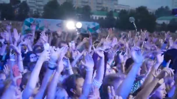 叶卡捷琳堡（Ekaterinburg, Russia）- 2019年8月：大批观众观看音乐会。 行动。 在城市日的音乐会上有许多人参加 — 图库视频影像