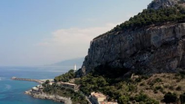Eyaletteki bir dağın tepesinde güzel bir şehir. Başla. Vadi manzarası. Uçurumdaki antik Avrupa şehrinin en üst görüntüsü