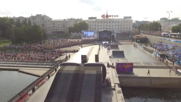 Ekaterinburg, Rússia - agosto de 2019: Desempenho extremo de motociclistas na cidade. Acção. Um desconhecido piloto de motocross estilo livre voa através do ar realizando acrobacias de alto voo em uma motocicleta — Vídeo de Stock