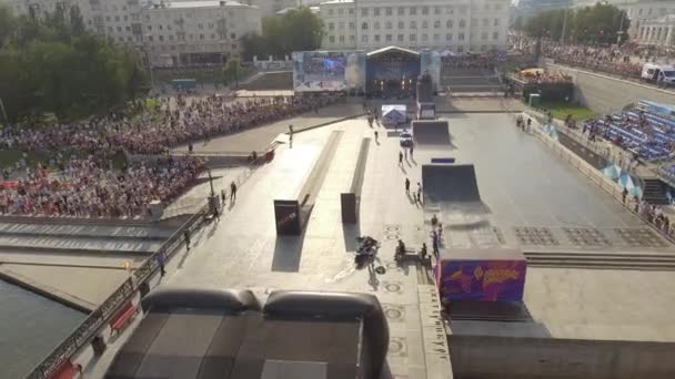 Ekaterinburg, Russia - August, 2019: Demonstration performances of motorcyclists in motor racing competition. Action. Top view of extreme performance of motorcyclists in the city — 비디오