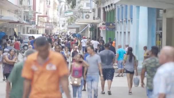 Havana, Cuba - Maio de 2019: Vista da animada rua de Cuba. Acção. Um grande grupo de pessoas nas ruas de Havana em um dia quente — Vídeo de Stock