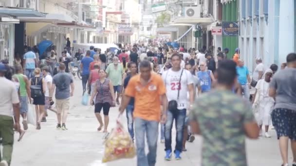 L'Avana, Cuba - Maggio, 2019: Veduta della vivace strada di Cuba. Azione. Un grande gruppo di persone per le strade dell'Avana in una giornata calda — Video Stock