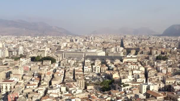 Draufsicht auf die alte europäische Stadt an einem sonnigen Tag. Aktion. Luftaufnahme Altstadt und Stadtsilhouette mit berühmter Attraktion an sonnigen Sommertagen in Europa — Stockvideo