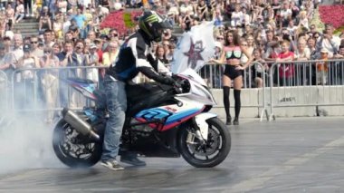 Yekaterinburg, Rusya-Ağustos 2019: Motosikletlilerle yaz sporları festivalinin açılışı. Başla. Spor motosikletçileri gösteri ve dublörlük yapmak için bir sürü insanla gezerler.