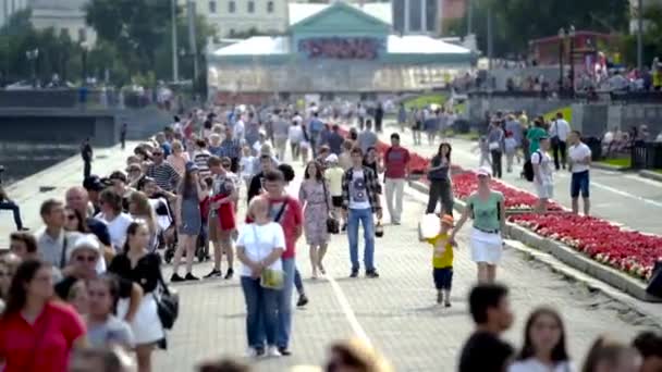 Yekaterinburg, Rusya-Ağustos 2019: Birçok kişi tatil gününde şehir meydanında toplandı. Başla. Şehrin ve tüm sakinlerinin kutlamaları bu olayın onuruna meydanda toplandı. — Stok video