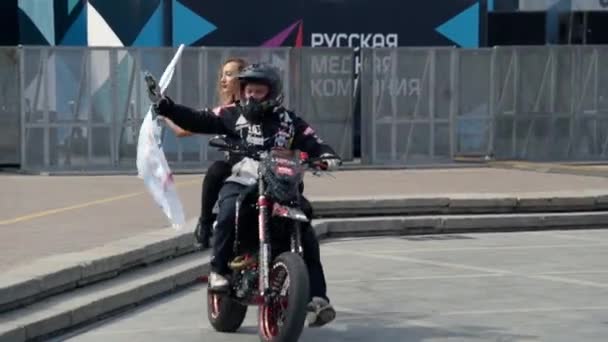 Ekaterimburgo, Rusia-agosto de 2019: Inauguración del festival deportivo de verano con motociclistas. Acción. Deportes motociclista paseos en terrenos para actuaciones y acrobacias con mucha gente — Vídeo de stock