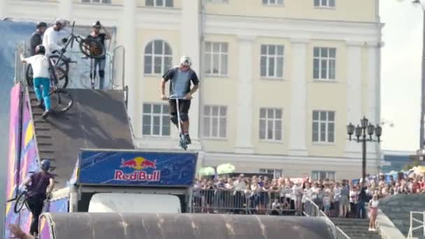 Yekaterinburg, Russia-August, 2019: Scooters perform stunts at sports festival. Action. World sports festival from Red Bull. Scooters perform incredible stunts on special platform at festival — 비디오