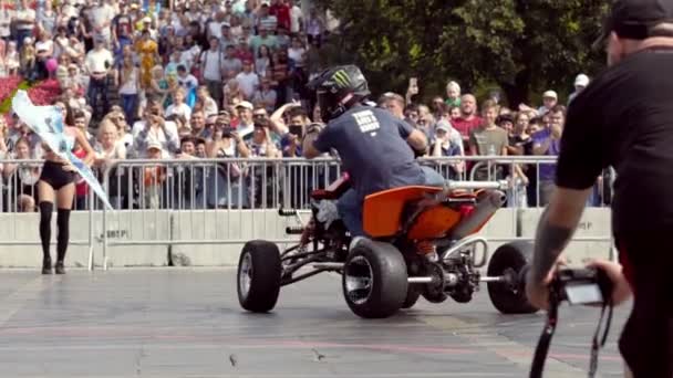 Jekatěrinburg, Rusko-srpen, 2019: Zahájení letního sportovního festivalu s motocyklisty. Akce. Sportovní motocyklista vyjížďky na pozemcích pro představení a kousky se spoustou lidí — Stock video