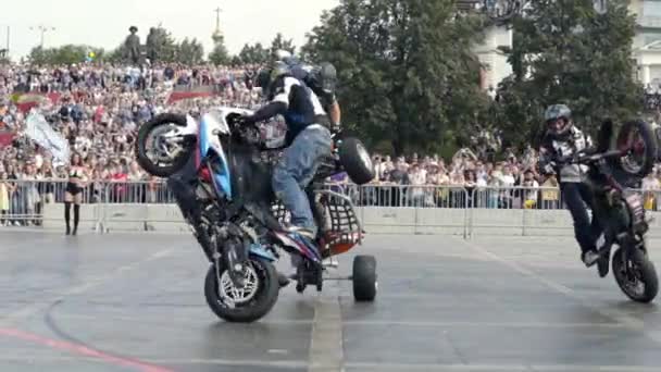 Ekaterimburgo, Rusia-agosto de 2019: Los motociclistas actúan en el festival de motocicletas deportivas. Acción. Motociclistas rendimiento en la plaza de la ciudad en el fondo de la multitud de espectadores — Vídeo de stock