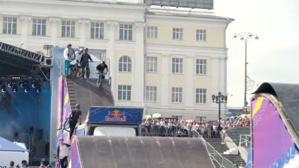 Єкатеринбург, Росія-серпень 2019: скаутери виконують трюки на спортивному фестивалі. Почали. World sports festival from Red Bull Скутери виконують неймовірні трюки на спеціальній платформі на фестивалі. — стокове відео
