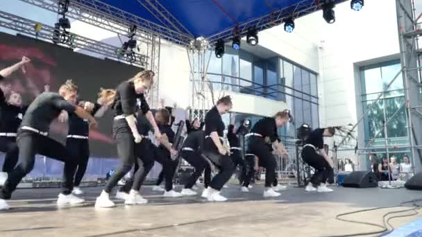 Єкатеринбург, Росія-серпень 2019: Виступ сучасних танцюристів на сцені міста. Почали. Молоді професійні танцюристи виконують хіп-хоп на сцені під час літніх канікул. — стокове відео