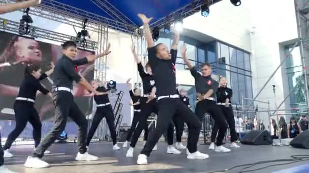 Ekaterimburgo, Rusia-agosto de 2019: Actuación de bailarines modernos en el escenario de la ciudad. Acción. Jóvenes bailarines profesionales realizan hip hop en el escenario durante las vacaciones de verano — Vídeo de stock
